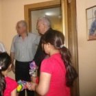 El obispo de León visita a las familias sirias alojadas por la diócesis y Accem