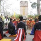 Homenaje a Confucio ante su tumba... la ciudad de Qufu acoge un cementerio lleno de tumbas de sus descendientes