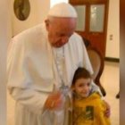 El Papa Francisco con el pequeño Ignazio Fucci, de 7 años, con una enfermedad única en Italia