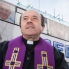 El padre Michael Cooke es uno de los sacerdotes que atiende en el Bus de la Misericordia - cada sábado pasan por él unas 200 personas