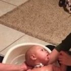 Corie Salchert y su hija de 22 años lavan a Charlie, un bebé que ha estado en reanimación 10 veces en un año