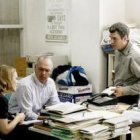 Una escena de Spotlight - cuatro periodistas durante un año, cobrando su sueldo solo para investigar un tema... eso ya no se hace en prensa