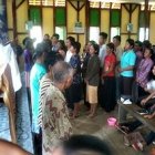 Mil fieles tienen sacerdote sólo un día al año: lo aprovechan al máximo, esta vez con mayor motivo por lo prolongado de la visita.