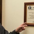 Las brigidinas muestran el certificado de Casa de Vida que reconoce su valor escondiendo judíos y otros prófugos durante la ocupación nazi en la Segunda Guerra Mundial