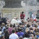 El Papa Francisco saluda a la multitud de peregrinos en la Plaza San Pedro de Roma