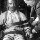 Un joven preso negro atado a la silla eléctrica; así fue ejecutado Claude Newman, que tenía una edad similar y había encontrado a Dios en el corredor de la muerte.