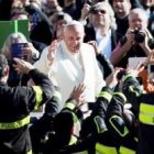 El Papa saluda a los que asisten a la audiencia del miércoles, incluyendo un grupo de bomberos
