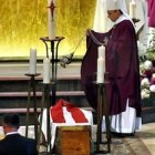 El obispo de Rouen, ante el féretro del padre Jacques Hamel.