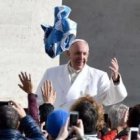 Como cada miércoles el Papa Francisco se mezcló con la gente en su catequesis en Plaza San Pedro