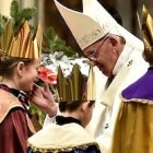 Francisco saluda a la pequeña Charlotte: va disfrazada, nadie la confunde con un Rey Mago.