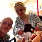 Mindy y Gabe, con sus gemelas recién nacidas.