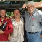 Miguel Romero, a la izquierda, y Vicente Romero, a la derecha, flanquean al padre Garayoa en la crisis del ébola en Sierra Leona