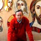 El padre jesuita Marko Iván Rupnik con los rostros de grandes ojos que caracterizan sus iconos