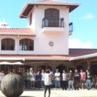 El sacerdote Elí de los Ángeles Quirós López realiza visitas pastorales a la Comunidad Encuentro de San Vito (Costa Rica). Aquí se ha encontrado muchas historias.