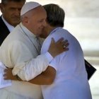 Francisco abrazó a algunos volontarios durante el acto de este sábado.