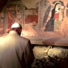 El Papa Francisco ante el Niño Jesús de Greccio, el santuario donde Francisco de Asís creó el primer belén