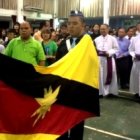 La bandera de Sarawak en un encuentro católico - es una de las zonas de Malasia menos islamizadas