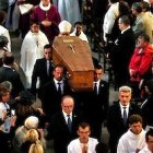 El féretro del sacerdote Jacques Hamel, a hombros en la catedral de Rouen.