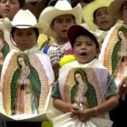 Un grupo de niños celebra a la Virgen de Guadalupe en Chiapas, México
