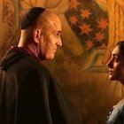 Hugh Hudson presenta a Rupert Everett tal como la iconografía anticatólica más sectaria se imagina a Torquemada.