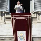 El Papa Francisco bendice a los peregrinos con la oración del Ángelus