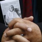 Los asistentes al funeral de Jacques Hamel llevaban estampas y recordatorios del sacerdote degollado