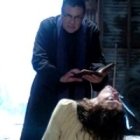 En la película El Exorcismo de Emily Rose un psiquiatra acompaña al sacerdote exorcista en su tratamiento a la chica afectada