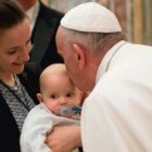 El Papa Francisco besa un bebé - pide a médicos y activistas provida usar la ciencia, la Palabra de Dios y la proximidad humana