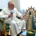 El Papa Francisco se relaja tomando algo de hierba mate, junto a una imagen de la Virgen de Luján