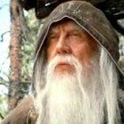 Un monje ermitaño santo en la película rusa 1602 - los locos de Dios tenían algo de ermitaños urbanos, viviendo en la ciudad pero chocando con sus normas