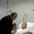 El capellán de hospital acumula una experiencia humanista y pastoral de cercanía al enfermo, el luto y el dolor