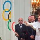 El Papa Francisco bendice una bandera olímpica en un encuentro con delegados olímpicos en 2013