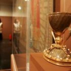 Réplica del Santo Cáliz de Valencia en un museo - la parte superior, un vaso helénico de piedra semipreciosa, sería la usada por Cristo en la Última Cena