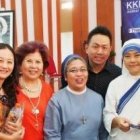 La chino-indonesia Donna Maria, a la derecha, como religiosa de las calcutas