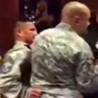 El momento de la expulsión: no le permitieron ni empezar, a pesar de que había sido invitado por el homenajeado justo para esa intervención.