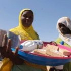 Los desplazados de la zona de Diffa reciben de Cáritas dinero para comprar comida, equipo de higiene y de conservación de agua... Se necesita ayuda internacional
