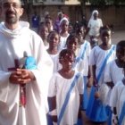 El misionero comboniano Ismael Piñón con el coro de danza infantil de su parroquia en Pascua