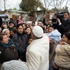 Francisco en febrero visitando un barrio pobre de Roma... pide servir a los pobres sin ideologías