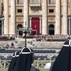 Unas monjas brigidinas en la canonización de su fundadora y del padre Estanislao en Roma