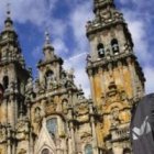 Un peregrino ante la catedral de Santiago de Compostela - el arte y las tradiciones católicas generan riqueza, cultura y empleo