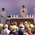 Junto al altar de la misa en el estadio Meshki, una imagen de la Piedad.