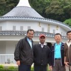 Peregrinos en el santuario de Wu Fung Chi -o Wufeng Qi- en Taiwán - la Virgen se apareció a unos escaladores budistas