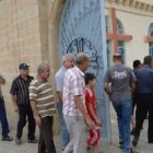 Cristianos desplazados acuden a una parroquia de Alqosh, Irak, al reparto de ayudas