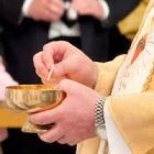 La cuestión de la comunión a los divorciados vueltos a casar queda en la exhortación confiada al discernimiento pastoral.