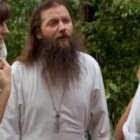 Un sacerdote ortodoxo habla con unos catecúmenos novatos en Rusia... se ha bautizado mucho dando poca o nula formación