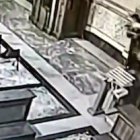 Momento en el que el criminal derriba una de las imágenes del templo.