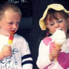 Niño envidia a niña