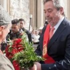 Juan Alberto Belloch, cuando era alcalde de Zaragoza, en la ofrenda floral a la Pilarica