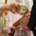 El Papa Francisco -véase el anillo en su mano- bautiza a un pequeño en la Capilla Sixtina