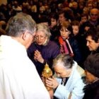 Fieles en la iglesia de San Nicolás, en el Arenal, Bilbao, veneran esta reliquia días antes de su llegada a Madrid